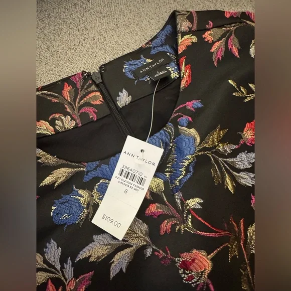 Ann Taylor - Floral Jacquard Crew Neck Top in Iconic Red - Size 6 NWT - Picture 6 of 8